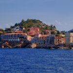 Vista panoramica del paese più remoto della Sardegna, circondato da natura incontaminata.