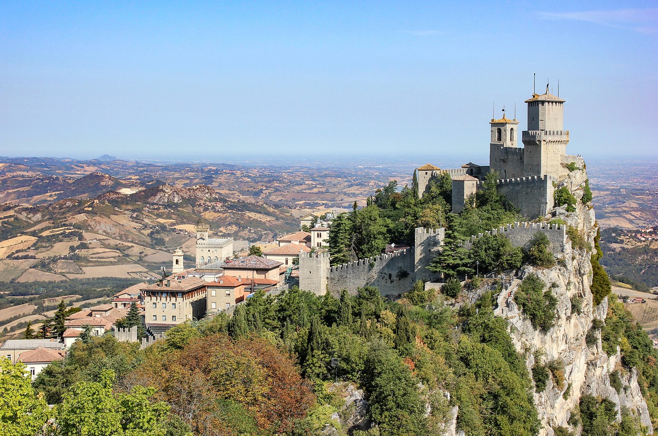 Panorama del romantico paese piemontese, con strade acciottolate e antiche abitazioni.