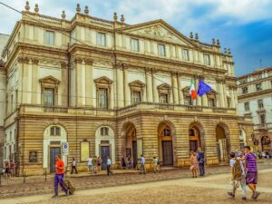 Panorama di una storica città italiana con opere d'arte e architettura rinascimentale.