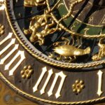 Classifica dei segni zodiacali più sfortunati, con illustrazioni astrali e simboli zodiacali.