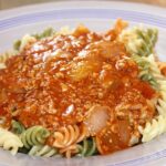 Spaghetti al tonno con soffritto di cipolla, piatto appetitoso e invitante.